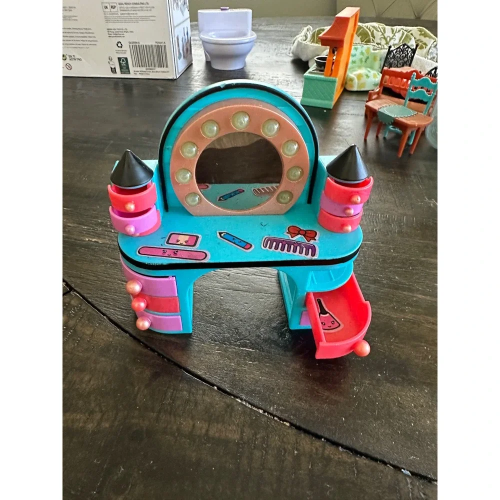MGA LOL Surprise Dollhouse Furniture Teal Pink‎ Vanity with Drawers and Mirror